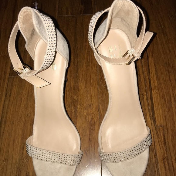 Mix No. 6, tan 4” heels with gold metal detail - Picture 2 of 4